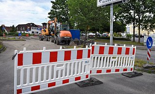 Die rotweißen Baken, die in Sennestadt die Auffahrten zur Paderborner Straße blockieren, sollen in wenigen Tagen abgebaut werden. - Barbara Franke