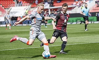 SCP-Akteur Kai Pröger setzt sich in dieser Szene gegen Ingolstadts Florian Pick durch. - dpa