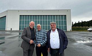 Geschäftsführer Roland Hüser (v.l.), Joe Yakub (Head of Operations Altitude Paint Services) und Andreas Ossenkopf (General Manager Altitude Paint Services) auf dem Flughafengelände. - Paderborn-Lippstadt-Airport
