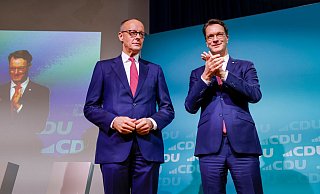 CDU-Chef Friedrich Merz (l.,) mit NRW-Ministerpräsident Hendrik Wüst (CDU) in Essen. - Thomas Banneyer/dpa