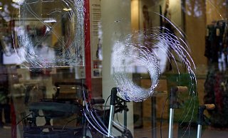 Die Vandalismus-Schäden sind am Schaufenster sichtbar: Die rechten Risse sind in dieser Woche entstanden. - Niklas Krämer
