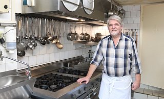 Wilhelm Semmler, Inhaber der Gastronomie Semmler, in der leeren Küche. Montags bis mittwochs bleibt der Ofen aus. - Dirk Windmöller