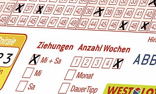 Ganz entspannt am Pool: das Glück arbeitet mit dem Mehrwochenschein auch im Urlaub weiter.
