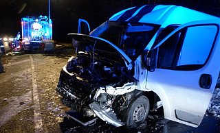 Der Transporter wurde erheblich beschädigt. - Polizei