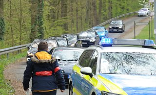 Mit Hupen und auch einzelnen Schildern und Transparenten an Fahrzeugen machten die Fahrer auf ihre Meinung aufmerksam. - Joern Spreen-Ledebur