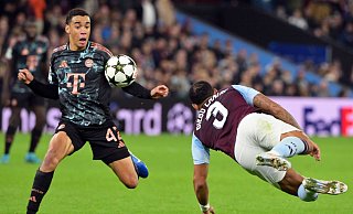 Jamal Musiala (l), hier im Einsatz gegen Aston Villa, muss vorerst pausieren. - Peter Kneffel/dpa