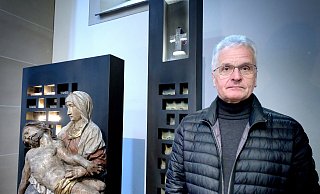 Pfarrer Elmar Quante ist erschüttert über die Respektlosigkeit, mit der die unbekannten Täter in Gütesrloh vorgegangen sind. An der Stelle des gestohlenen Kreuzes steht nun ein Ersatz-Kreuz. - Andreas Frücht