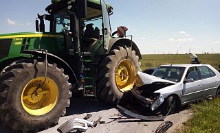 Ein Traktor und ein Auto sind bei dem Unfall beschädigt worden. - Feuerwehr Bad Wünnenberg