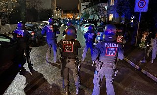 Die Polizisten mussten immer wieder den Spaziergängern die Straßen versperren. Am Ende gab es sogar Verletzte und eine Festnahme. - Andreas Zobe