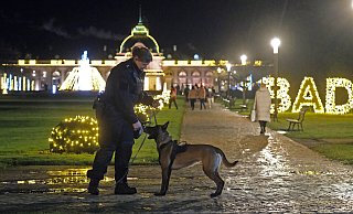 Diensthundeführerin Stefanie Weber-Ta und Tara sind im Kurpark unterwegs. - Thorsten Gödecker