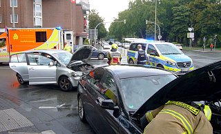 Bei einem Auffahrunfall beim Rechtsabiegen am Neuhäuser Tor wurde am Freitagnachmittag eine Autofahrerin aus dem Kreis Gütersloh verletzt. - Ralph Meyer