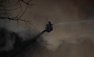 Von Drehleitern aus versuchen Feuerwehrleute einen Hallenbrand in Marienfelde zu bekämpfen. - picture alliance/dpa/dpa-Zentralbild