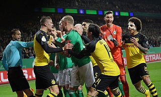 Die beliebte "Rudelbildung" im Fußball gilt als Extremsituation für Schiedsrichter. (Symbolbild) - imago images/Team 2 Die beliebte "Rudelbildung" im Fußball gilt als Extremsituation für Schiedsrichter. (Symbolbild) - imago images/Team 2