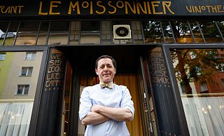 Vincent Moissonnier steht vor seinem Sterne-Bistro «Le Moissonnier», einem kleinen Stück Paris mitten in Köln. - Thomas Banneyer/dpa