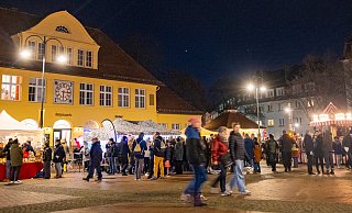 Je später der Abend, desto kühler wurde es auf dem Siegfriedplatz. Es gab aber genug Angebote, um sich von innen zu wärmen. - Mueller