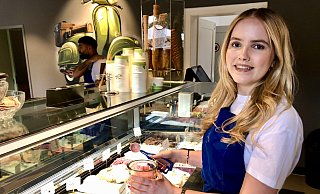 Mascha (18) ist im neuen Eiscafé an der Senner Buschkampstraße für die Kreation der Eisbecher zuständig. - Silke Kröger