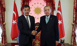 Sinan Ogan unterstützt Recep Tayyip Erdogan (r). - Turkish Presidency/AP/dpa