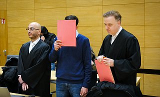 Der Hauptangeklagte und seine beiden Strafverteidiger Baris Devletli (l.) und Burkhard Benecken. - Andreas Zobe