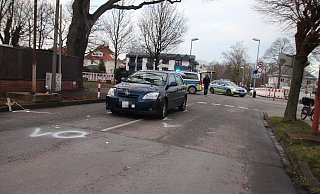 Die Markierung auf der Fahrbahn zeigt, wo die Fußgängerin vom Toyota angefahren wurde. - Heidi Froreich