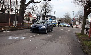 Die Markierung auf der Fahrbahn zeigt, wo die Fußgängerin vom Toyota angefahren wurde. - Heidi Froreich