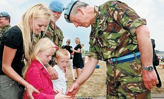 Der britische Thronfolger Prinz Charles begrüßt bei seinem Besuch in Gütersloh auch die kleineren Gäste. - Andreas Zobe