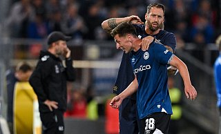 Gelernt ist gelernt: Mitch Kniat scheint den richtigen Umgang mit seinen Spielern, hier bekommt Marius Wörl einen freundschaftlichen Klaps, zu beherrschen. - Teresa Kroeger
