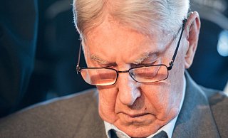 Entschuldigung: Der Angeklagte Reinhold Hanning im Verhandlungssaal in Detmold. - dpa