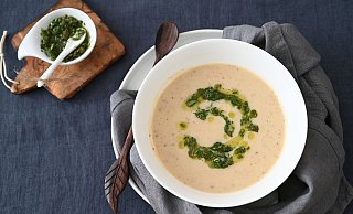 Die Basis für die cremige Suppe sind im Ofen geröstete Blumenkohlröschen, Kartoffeln und Knollensellerie-Stückchen. - Julia uehren/loeffelgenuss.de/dpa-tmn