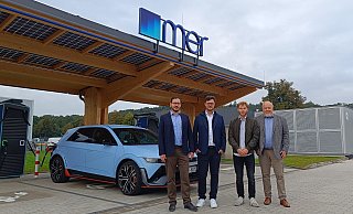Alexander Graf (Allgemeiner Vertreter des Bürgermeisters von Hiddenhausen), Bastian Brouwer (Automobilwerk), Timo Orlic (Projektleiter Mer) und Rüdiger Meier (Bürgermeister von Kirchlengern) weihen den neuen Ladepark ein. - Sven Hauhart