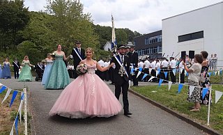 Viel Applaus gab’s für das Rimbecker Schützenkönigspaar Robert Wendt und Elena Hoppe beim Festumzug. - Holger Flörke