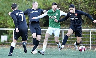 Drei gegen einen ist clever: Dornbergs Charley Achtereekte sieht sich beim 1:2 im Spiel der Hinrunde von Brakelern umzingelt. Jetzt muss die Revanche her. - Peter Unger
