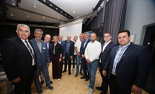 Zur Podiumsdiskussion haben vom Integrationsrat Paderborn (v.l.) Recep Alpan, Sohail Ahmed und Alexander Wittmer eingeladen. Unter der Moderation von Julia Ures haben Stefan-Oliver Strate (CDU), Roger Voigtländer (SPD), Andreas Siegmund (Die Partei), Reinhard Borgmeier (Die Linke), Frank Wolters (Bündnis 90/Die Grünen), Alexander Senn (FDP), Stephan Hoppe (Für Paderborn) und Marvin Weber (AfD) diskutiert. - Rajkumar Mukherjee Zur Podiumsdiskussion haben vom Integrationsrat Paderborn (v.l.) Recep Alpan, Sohail Ahmed und Alexander Wittmer eingeladen. Unter der Moderation von Julia Ures haben Stefan-Oliver Strate (CDU), Roger Voigtländer (SPD), Andreas Siegmund (Die Partei), Reinhard Borgmeier (Die Linke), Frank Wolters (Bündnis 90/Die Grünen), Alexander Senn (FDP), Stephan Hoppe (Für Paderborn) und Marvin Weber (AfD) diskutiert. - Rajkumar Mukherjee
