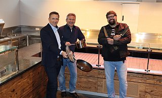 Geschäftsführer der Pro Herford GmbH Frank Hölscher (li.) freut sich mit Pro Herford Projektleiter Michael Schäfer (2. v. li.) auf den Einzug von Timo Hinkelmann. - Pro Herford