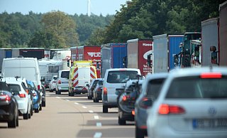 Fahrzeuge stehen auf der Autobahn A2 wegen eines Verkehrsunfalls im Stau und haben eine Rettungsgasse gebildet. - Soeren Stache/dpa/Symbolbild