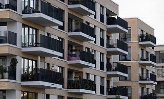 Der Wohnungskauf kann nicht nur in den Metropolen ordentlich ins Geld gehen. (Archivbild) - Monika Skolimowska/dpa