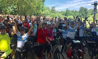 Hoch die Hände: Radtour. Die Stimmung entprechend des Wetters durchweg sonnig. - Ingo Müntz