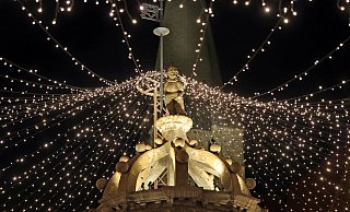 Der Neue Markt ist von einem Sternenhimmel überspannt, in dessen Mitte der restaurierte, neuerdings beleuchtete Renaissance-Brunnen mit seinem wachsamen Ritter steht. - Frank-Michael Kiel-Steinkamp