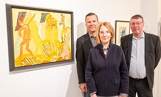 Christian Torner (v. l.), Stella Ahlers (beide Ahlers pro Arte) und Kurator Ulrich Luckhardt neben dem Gemälde „Trompetenbläser im Dorf“, die eigentlich einen Tubisten zeigt. - Ralf Bittner