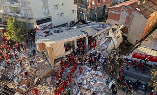 Feuerwehrleute und Rettungskräfte suchen nach dem Einsturz eines Wohngebäudes nach Verschütteten. - Cihan Atik/IHA/AP/dpa