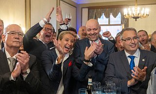 AfD-Chefin Alice Weidel jubelt mit Parteikollegen über Erfolge bei der Landtagswahl in Hessen. - Helmut Fricke/dpa