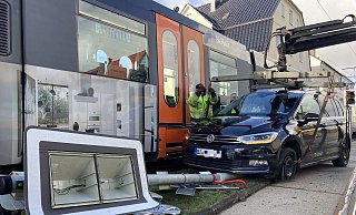 Bei der Kollision mit der Stadtbahn wurde die Fahrerin des VW Touran verletzt. - Jens Reichenbach