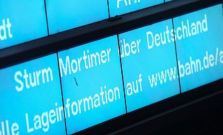 Heftig: Sturm "Mortimer" bringt in Deutschland den Bahnverkehr durcheinander. - picture alliance/dpa
