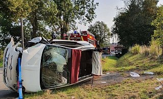 Die Feuerwehr Lichtenau musste die verletzte Fahrerin aus dem Auto befreien. - Feuerwehr Lichtenau