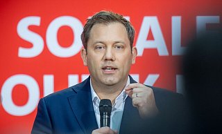 SPD-Chef Klingbeil fordert die Abschiebung von Asylbewerbern, die mit Terror drohen. (Archivfoto) - Michael Kappeler/dpa