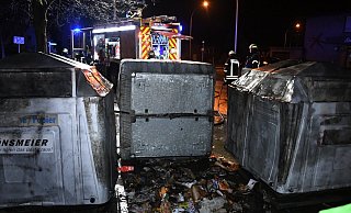Die Kameraden des Löschzugs Friedrichsdorf waren Samstagabend wegen eines brennenden Altpapiercontainers auf den Plan gerufen worden. - Andreas Eickhoff