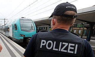 Die Bundespolizisten nahmen den Mann fest und brachten ihn zur Vorbereitung einer erneuten Abschiebung ins Polizeigewahrsam. - Symbolfoto: Wolfgang Rudolf