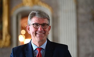 Wolfram Weimer (hier in echt) freut sich über seine KI-generierte Avatar-Version «Weimatar». (Archivbild) - Malin Wunderlich/dpa