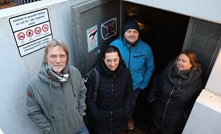 Michael Haaß-Vogt (v.l.), Simone und Guido Großedirkschmalz sowie Christiane Vogt stehen unter dem Schild, das den Aufenthalt in dem Parktdeck hinter dem Rathaus verbietet. - Marion Pokorra-Brockschmidt