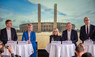 Verschiedene Politikerinnen und Politiker stellen am Dienstag die Olympia-Bewerbung vor - Michael Kappeler/dpa