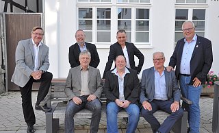 Stellten das Schützenfest-Programm vor: Oberst Karl-Heinz Neu (von links), I. Dechant Dirk Kreuzburg, Sekretär Bernd Zymner, König Marc Jensen, Presseoffizier Martin Redeker, II. Dechant Rudi Beine und Adjutant Alexander Tölle. - Helga Krooß